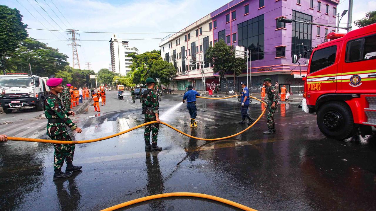FOTO: TNI dan Aparat Gabungan Bersihkan Sisa Kerusuhan di Kwitang