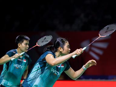 Pebulu tangkis ganda putri Indonesia, Amallia Cahaya Pratiwi/Siti Fadia Silva Ramadhanti bersiap menerima servis dari pasangan Korea Selatan, Baek Ha Na/Lee So Hee dalam laga 32 besar Indonesia Open 2026 di Istora, Kompleks Stadion Utama Gelora Bung Karno (SUGBK), Senayan, Jakarta, Rabu (03/06/2026). (Bola.com/Bagaskara Lazuardi)