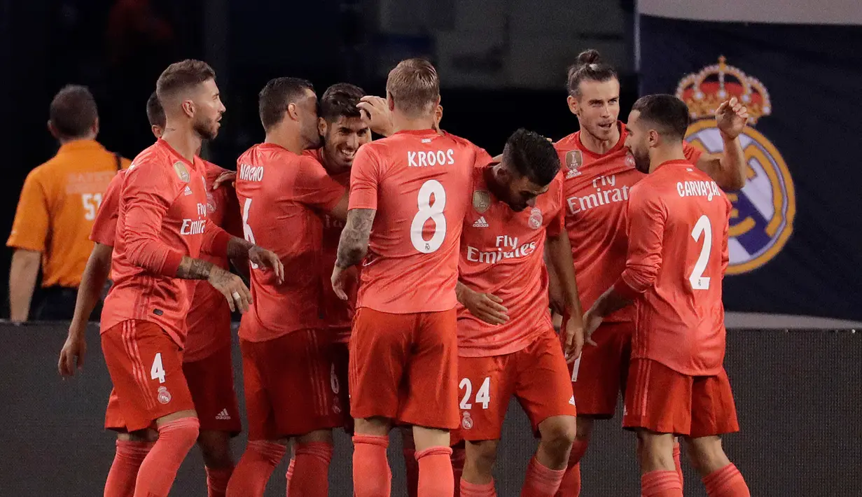 Pemain Real Madrid merayakan gol gelandang Marco Asensio (tiga kiri) ke gawang AS Roma dalam International Champions Cup (ICC) di New Jersey, AS, Selasa (7/8). (AP Photo/Julio Cortez)