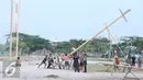 Pekerja mendirikan pohon pinang di Pantai Karnaval Ancol, Jakarta, Jumat (12/8). Taman Impian Ancol Jaya menyiapkan lomba panjat pinang kolosal dengan total pohon pinang mencapai 171 pohon. (Liputan6.com/Herman Zakharia)