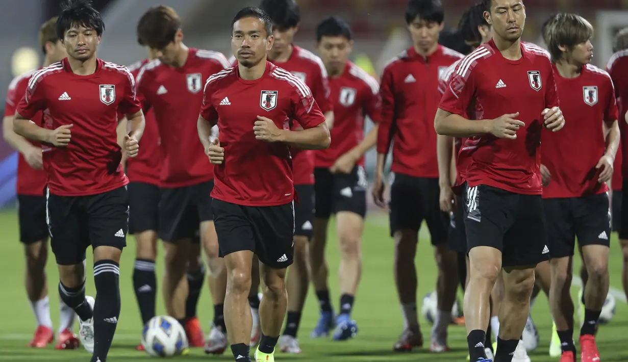 Para pemain Jepang melakukan pemanasan selama berlatih di Muscat, Oman, Senin (15/11/2021). Jepang duduk di posisi 3 dengan mengantongi 9 poin, selisih 2 angka dari Oman yang menguntit tepat di bawahnya. (AP Photo/Kamran Jebreili)