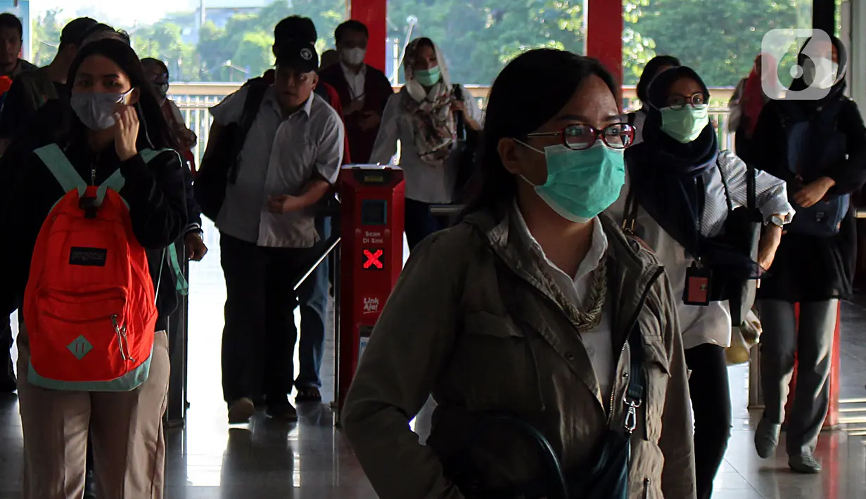 Warga beraktivitas menggunakan masker di kawasan Stasiun Palmerah, Jakarta, Sealasa (3/3/2020). Presiden Joko Widodo atau Jokowi mengimbau warga tidak panik terkait penyakit virus corona atau COVID-19 yang telah menjangkiti dua orang di Indonesia. (Liputan6.com/Johan Tallo)