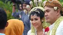 Tidak ada proses pacaran antara Ardina Rasti dan Arie Dwi Andhika. Setelah enam bulan saling kenal, pasangan ini mantab untuk menikah. (Daniel Kampua/Bintang.com)