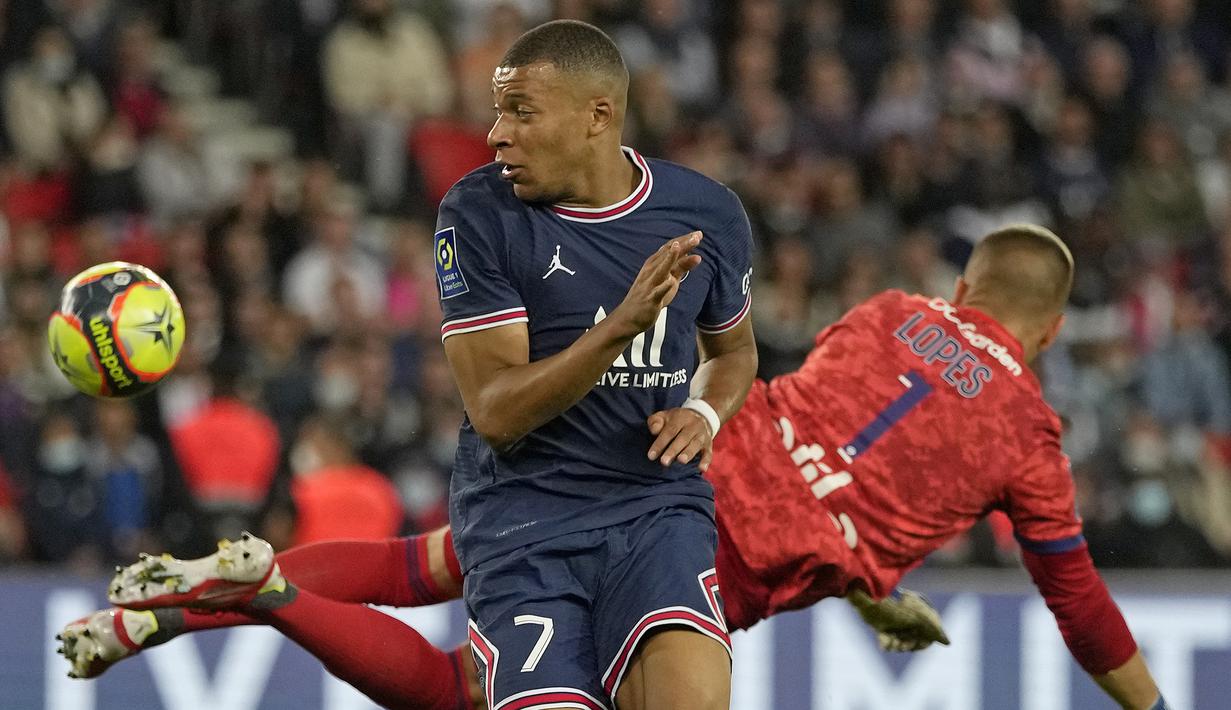 Kylian Mbappe. Striker PSG ini mengikat kontrak selama 4 tahun usai dipermanenkan dari AS Monaco pada awal musim 2018/2019 dan akan habis akhir musim 2021/2022 ini. Total 5 musim, ia telah tampil dalam 181 laga di semua kompetisi dengan mencetak 136 gol dan 66 assist. (AP/Francois Mori)