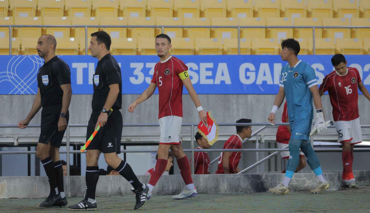 Pemain Timnas Indonesia U-22, Ivar Jenner (tengah) sesaat sebelum melawan Myanmar pada pertandingan Grup C SEA Games 2025 di The 700th Anniversary of Chiang Mai Stadium, Thailand, Jumat (12/12/2025). (Bola.com/Bagaskara Lazuardi)