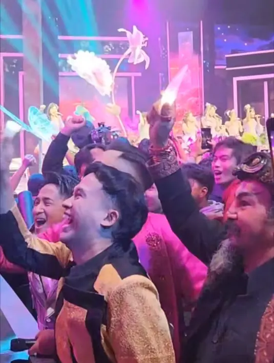 Sambil tersenyum tipis, Limbad mengangkat lightstick dan ikut berjoget saat lagu Heavy Rotation dimainkan. Ia menonton bersama selebritas lain seperti King Nassar, Anwar, dan Irfan Hakim. Meskipun tak ikut bernyanyi, ekspresinya menunjukkan bahwa ia menikmati setiap detik konser tersebut. (Liputan6.com/IG/@limbadindonesia)