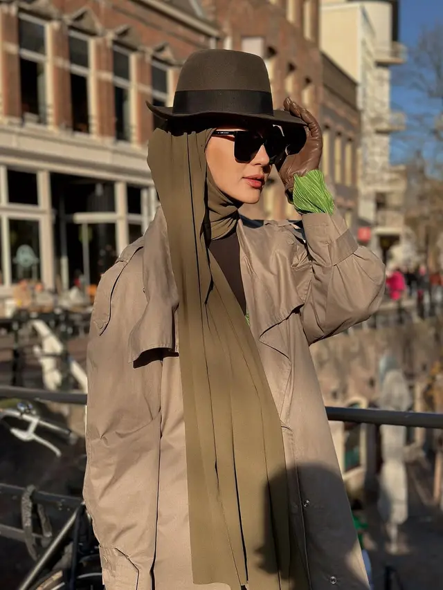 Gaya Paula Verhoeven Tampil Playful dengan Layering Saat Liburan di Belanda