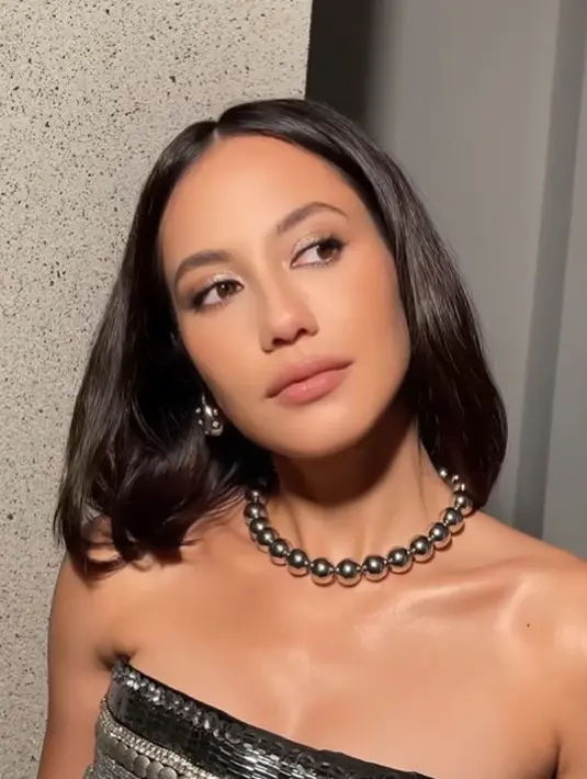 Dipulas oleh Franky Wu, Pevita tampil dengan gaya smokey silver bernuansa cool tone. Senada dengan dress yang dikenakannya [@itsfrankywu]