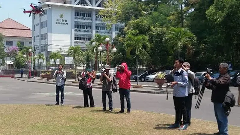 Mahasiswa UGM Juarai Kontes Robot Terbang