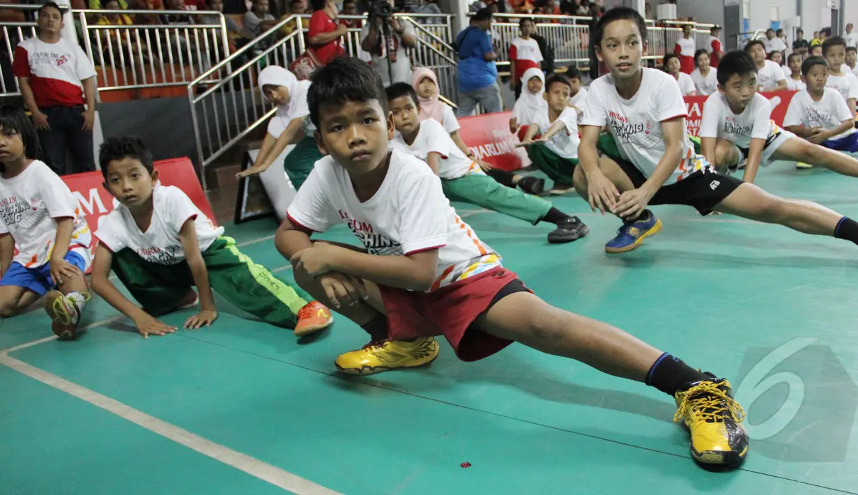 Suasana Coaching Clinic Atlet Muda di Gor ASA Cilegon, Banten, Sabtu (14/3/2015). Kegiatan ini sebagai pemasalan bulutangkis keseluruh Indonesia. (Liputan6.com/Helmi Afandi)