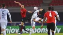 Pemain Chelsea Olivier Giroud (kanan) dan berebut bola dengan pemain Rennes Damien Da Silva pada pertandingan Grup E Liga Champions di Stadion Roazhon Park, Rennes, Prancis, Selasa (24/11/2020). Chelsea melaju ke 16 besar Liga Champions usai mengalahkan Rennes 2-1. (AP Photo/David Vincent)