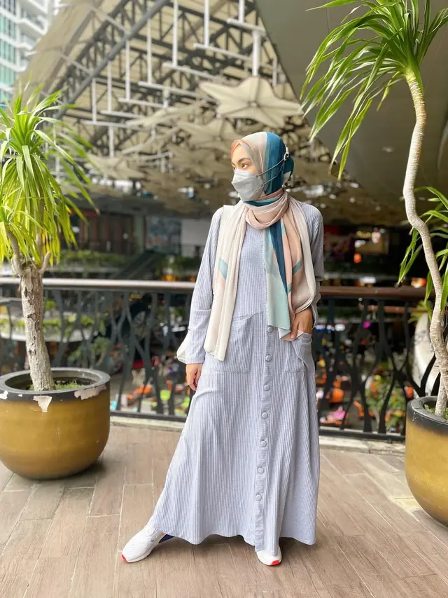 6 Outfit Gamis Ala Tika Bravani, Pemain Serial Sore yang Kini Telah Berhijab