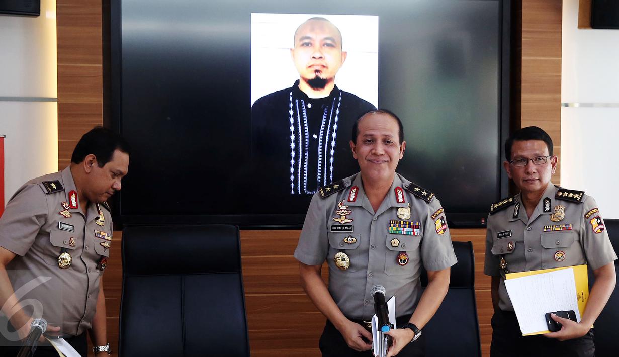 Kadiv Humas Polri Irjen Boy Rafli Amar (tengah) usai memberikan penjelasan terkait bom Bandung, di Jakarta, Selasa (28/2). Boy Rafli belum mau bicara banyak soal kabar yang menyebut ada pelaku lainnya selain Yayat Cahdiyat. (Liputan6.com/Johan Tallo)