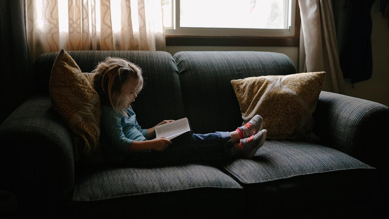 Ilustrasi Anak Membaca