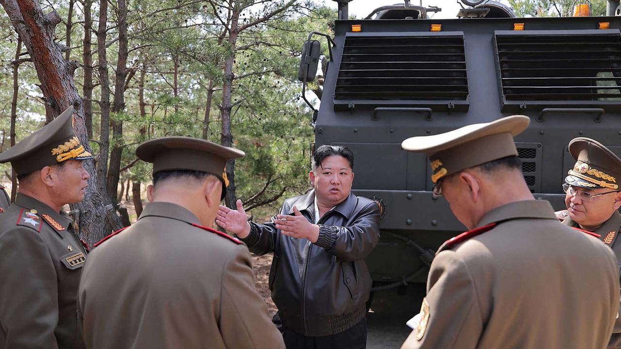 FOTO: Kim Jong Un  Mengawasi Uji Coba Rudal Serangan Nuklir
