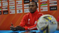 Pemain senior Persipura Jayapura, Yustinus Pae, mengharapkan dukungan pendukung Mutiara Hitam saat bertanding menghadapi Arema FC di Stadion Gajayana, Malang, Kamis (4/7/2019). (Bola.com/Iwan Setiawan)