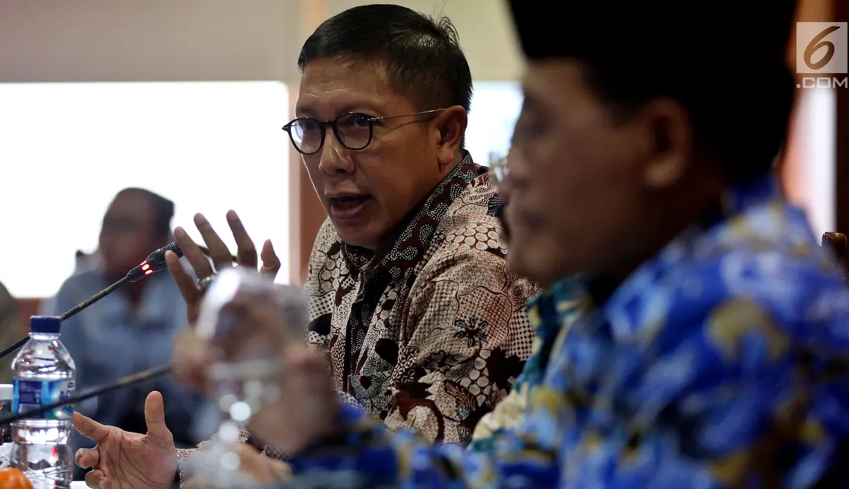 Menag Lukman Hakim Saifuddin (kiri) memberi keterangan di Kantor Ombudsman Jakarta, Rabu (4/10). Ombudsman RI memanggil tiga menteri yaitu Menteri Agama, Menteri Luar Negeri dan Menteri Pariwisata terkait kasus First Travel. (Liputan6.com/JohanTallo)