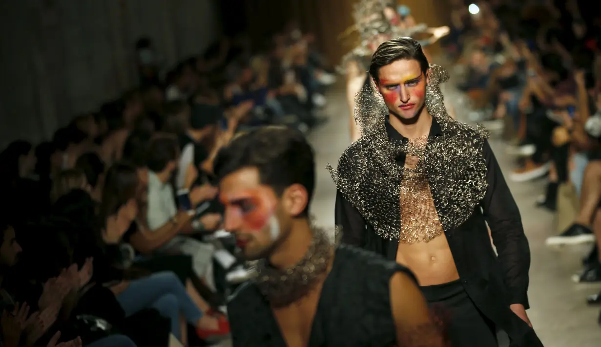 Sejumlah model berjalan diatas catwalk memeragakan busana rancangan desainer Valentim Quaresma selama acara Lisbon Fashion Week, Portugal, Sabtu (10/10/2015). Busana yang ditampilkan ini merupakan koleksi musim panas 2016. (REUTERS/Rafael Marchante) 