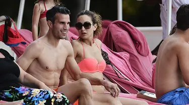 Robin van Persie (RVP) dan keluarga berlibur ke Barbados (17/07/2014) (dailymail.co.uk)