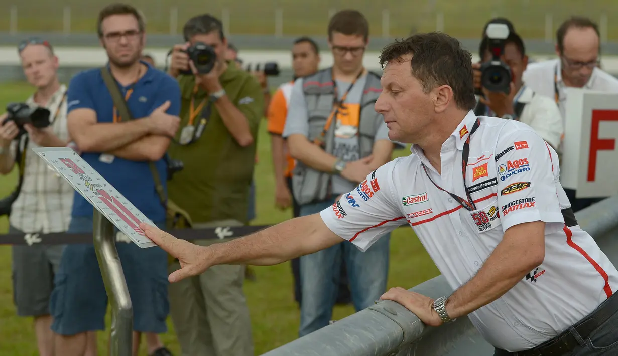 Kemenangan Gresini Racing ini juga terasa haru karena diraih sekitar setahun usai wafatnya bos besar mereka, Fausto Gresini yang meninggal akibat terpapar COVID-19 pada 23 Februari 2021 lalu. (AFP/Mohd Rasfan)