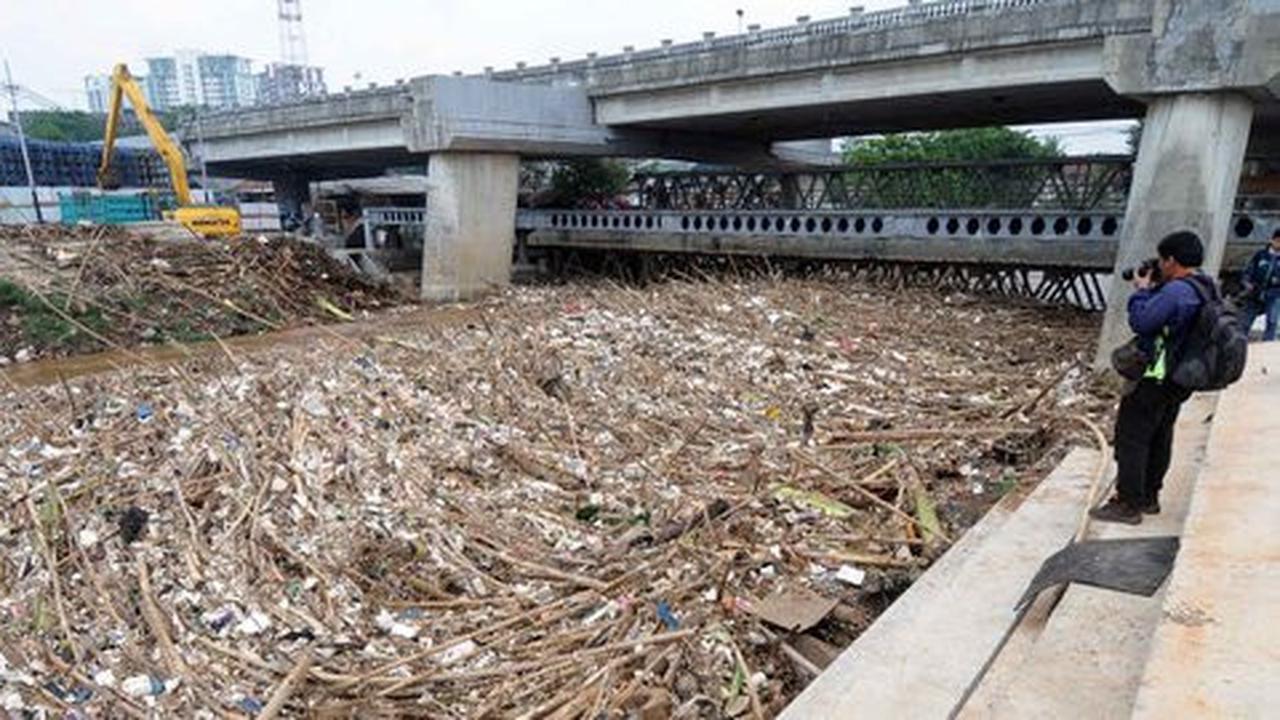 Ngeri, sungai di Jakarta dapat kiriman tumpukan sampah bambu