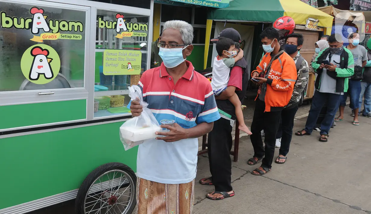 <p>Warga mendapatkan bubur gratis di kawasan pintu keluar tol Kukusan Depok, Jawa Barat, Kamis (20/1/20222). Sudah hampir lima bulan ini, setiap pagi pukul 07.30 dibagikan sekitar 100 porsi bubur kepada warga. (merdeka.com/Arie Basuki)</p>