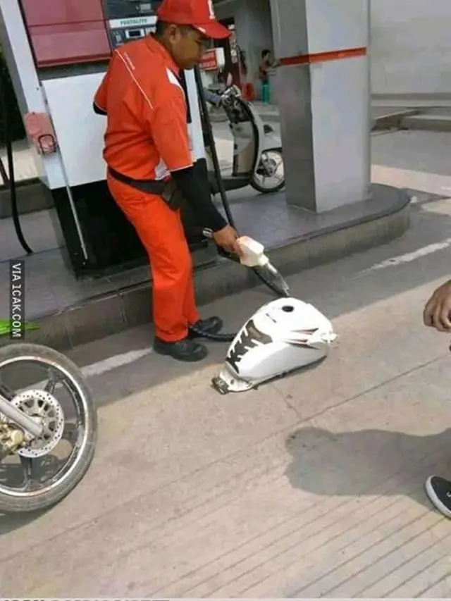 Wadah Nyeleneh Saat Isi Bensin di SPBU Ini Kocak Abis, Cuma Di Indonesia