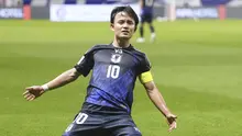 Pemain Jepang, Takefusa Kubo melakukan selebrasi setelah mencetak gol ke gawang Timnas Indonesia dibayangi Mees Hilgers dalam laga Grup C Putaran Ketiga Kualifikasi Piala Dunia 2026 di Suita Stadium, Jepang, Selasa (10/06/2025). (AP Photo/Kyodo News/Shohei Miyano)