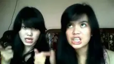 Sosok Sinta Keong Racun memang berhasil curi perhatian 12 tahun yang lalu. Ya, bersama dengan sahabatnya, Jojo, Sinta membuar video kocak lipsync lagu berjudul Keong Racun. Kocaknya Sinta dan Jojo berhasil membuat publik mengetahui sosoknya. Kini Sinta sudah jarang terlihat di layar lagi karena memilih tak berkarier di dunia entertain. Sekarang Sinta menetap di Prancis. (Liputan6.com/IG/sisisinta)