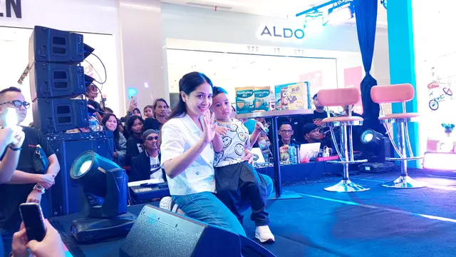 Nagita Slavina bersama Cipung