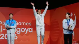 Peraih medali emas Desak Made Rita Kusuma Dewi dari Indonesia (tengah) berfoto di podium bersama peraih medali perak Deng Lijuan dari China (kiri) dan peraih medali perunggu Jeong Ji-min dari Korea Selatan pada upacara penyerahan medali final nomor speed putri Asian Games 2026 di Nagoya, Jepang, Rabu (30/9/2026). (AP Photo/Dita Alangkara)