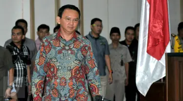 Gubernur DKI Jakarta non aktif Basuki T Purnama bersiap menjalani sidang ke-9 kasus dugaan penistaan agama di PN Jakarta Utara, Selasa (7/2). Sidang mendengarkan keterangan dua saksi fakta dan satu saksi ahli dari MUI. (Liputan6.com/Isra Triansyah/Pool)