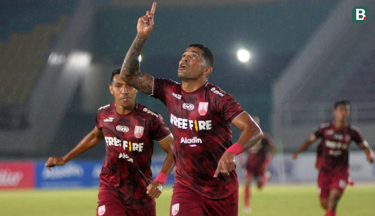 Penyerang Persis, Alberto Goncalves (kanan) merayakan golnya saat laga pembuka Liga 2 2021/2022 antara Persis Solo melawan PSG Pati di Stadion Manahan, Solo, Minggu (26/09/2021) malam WIB. Persis Solo menang 2-0. (Bola.com/Vincentius Atmaja)