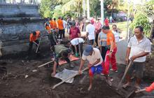 Pemkab Buleleng Gerakkan Ratusan Warga Bersihkan Material Banjir Pasca-Bencana