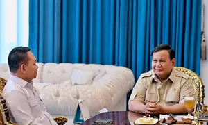 Pertemuan Presiden Prabowo Subianto dan Penasihat Khusus Presiden Bidang Pertahanan Nasional Jenderal TNI (Purn) Dudung Abdurachman di Istana Merdeka, Jakarta. (Biro Pers Sekretariat Presiden)
