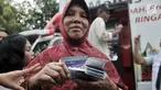 Warga seusai mengambil uang Kartu Lansia Jakarta (KLJ) melalui ATM Bank DKI di Jakarta Islamic Center, Koja, Rabu (24/4). Penerima KLJ mendapatkan Rp 600.000 per bulan sebagai bentuk pemberian bantuan sosial untuk pemenuhan kebutuhan dasar bagi lanjut usia. (merdeka.com/Iqbal S. Nugroho)
