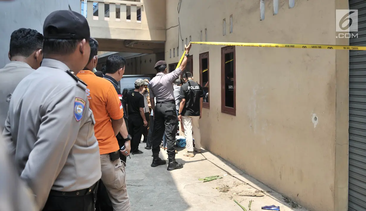 Tempat kejadian perkara (TKP) pembunuhan satu keluarga di Bojong Nangka II, Bekasi, Jawa Barat, Rabu (21/11). Rekonstruksi dilakukan dari pintu masuk hingga tersangka melarikan diri menggunakan mobil. (Merdeka.com/Iqbal Nugroho)