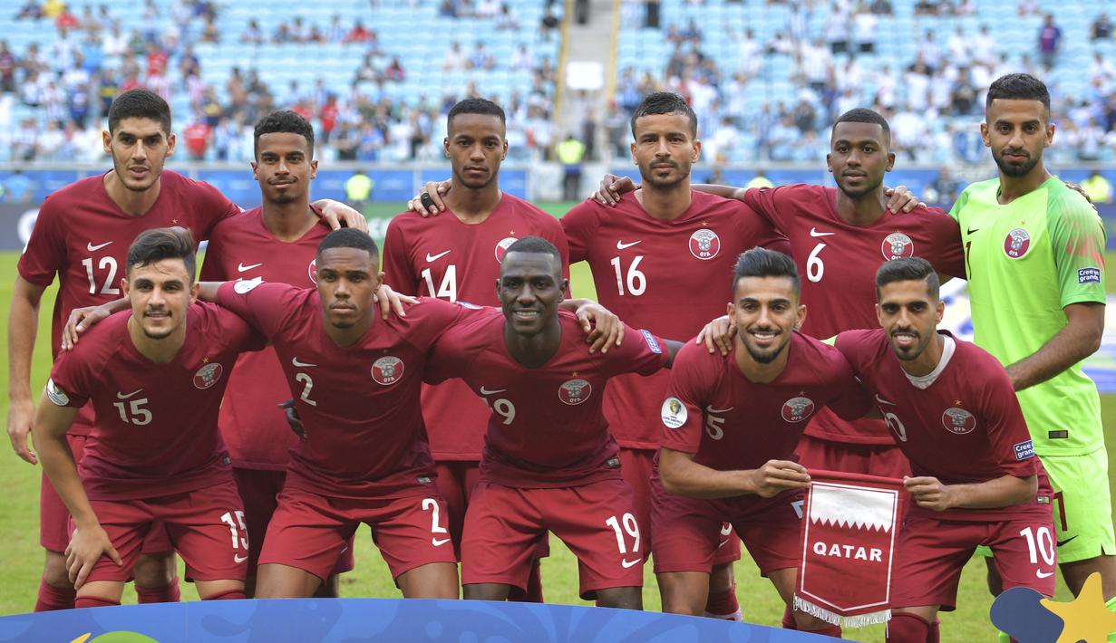 Qatar - Negara dari benua Asia ini sudah otomatis lolos ke putaran final Piala Dunia 2022 lantaran berstatus sebagai tuan rumah. Namun demikian, mereka tetap mentas di babak kedua kualifikasi ajang ini. Qatar berhasil menduduki peringkat pertama Grup E dengan catatan 22 poin. (AFP/Carl De Souza)
