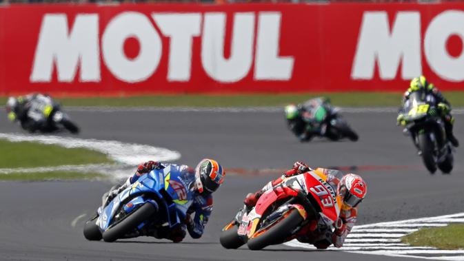 Marc Marquez bersaing dengan Alex Rins di MotoGP Inggris (Adrian DENNIS / AFP)