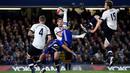Striker Chelsea, Diego Costa, melakukan tendangan salto ke arah gawang Tottenham Hotspur dalam laga Liga Inggris di Stadion Stamford Bridge, London, (2/5/2016). (Reuters/Dylan Martinez)