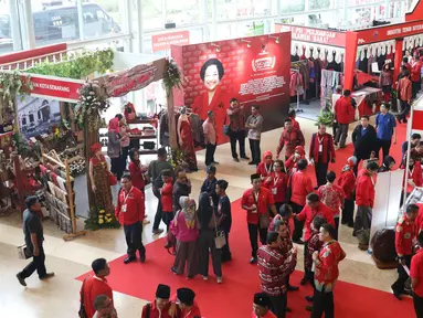 Sejumlah peserta Rakornas PDI Perjuangan melihat pameran di ICE BSD, Tangerang Selatan, Sabtu (16/12). Pameran tersebut menyuguhkan prodak pertanian perternakan dan UMKM prodak lokal. (Liputan6.com/Angga Yuniar)