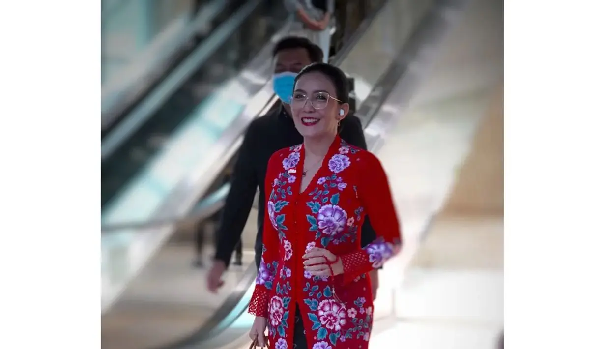 Anggota DPR RI Rieke Diah Pitaloka mengenakan kebaya encim panjang perwarna merah dan bawahan [Instagram/ riekediahp]