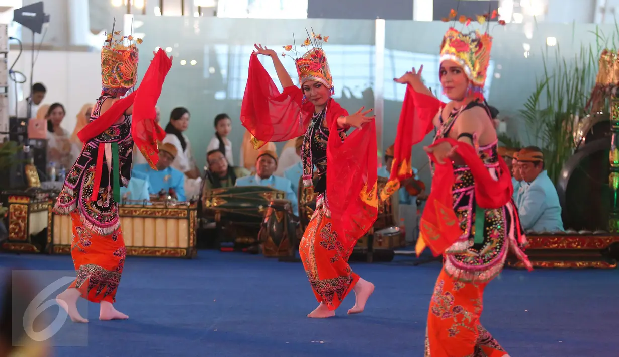 Sejumlah penari membawakan tarian tradisional Indonesia di Terminal 3, Bandara Soekarno Hatta, Tangerang, Senin (15/8). Acara pentas budaya tersebut bertujuan untuk menyambut para penumpang. (Liputan6.com/Angga Yuniar)