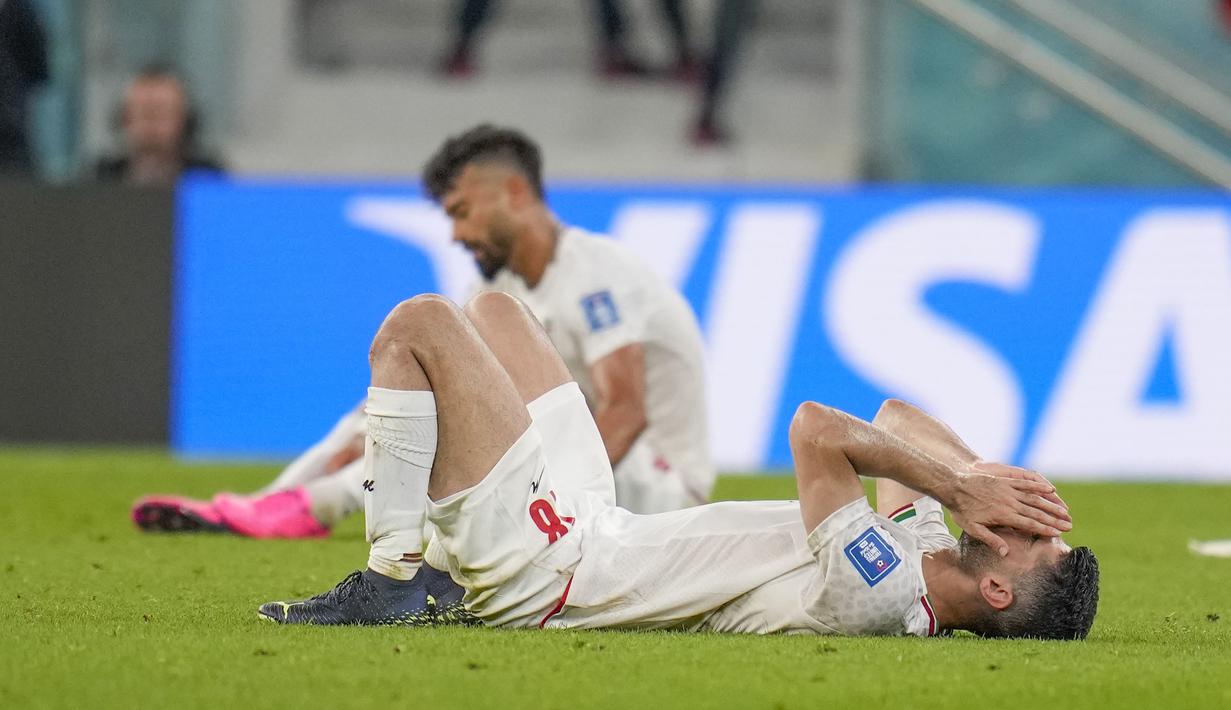 Pemain Iran tampak lesu usai ditaklukkan Amerika Serikat pada laga Grup B Piala Dunia di Stadion Al Thumama, Doha, Selasa (29/22/2022). (AP/Ricardo Mazalan)