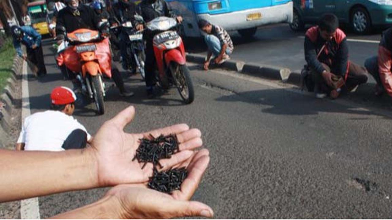 Ranjau Paku Mengintai, Ini Tips Aman untuk Pengendara Motor Pengguna Ban Tubeless