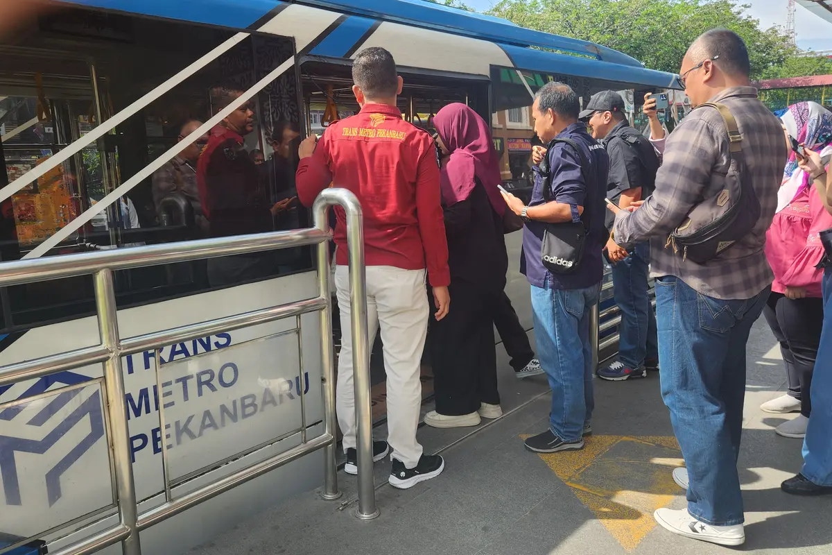 Sejumlah penumpang saat menggunakan Trans Metro Pekanbaru sebagai sarana transportasi umum di Pekanbaru, Riau. (Liputan6.com/Dicky Agung Prihanto)