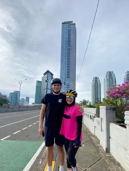 Ikke dan Karlie juga memiliki hobi yang sama,  yaitu bersepeda. Tampak, keduanya kerap membagikan momen bersama sang suami saat bersepeda. [Instagram/ikkenurjanah0518]