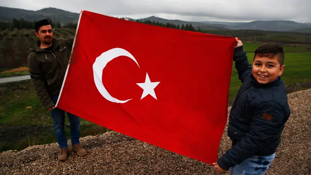 Dukungan Warga Turki untuk Tentaranya yang Perangi Kurdi di Suriah