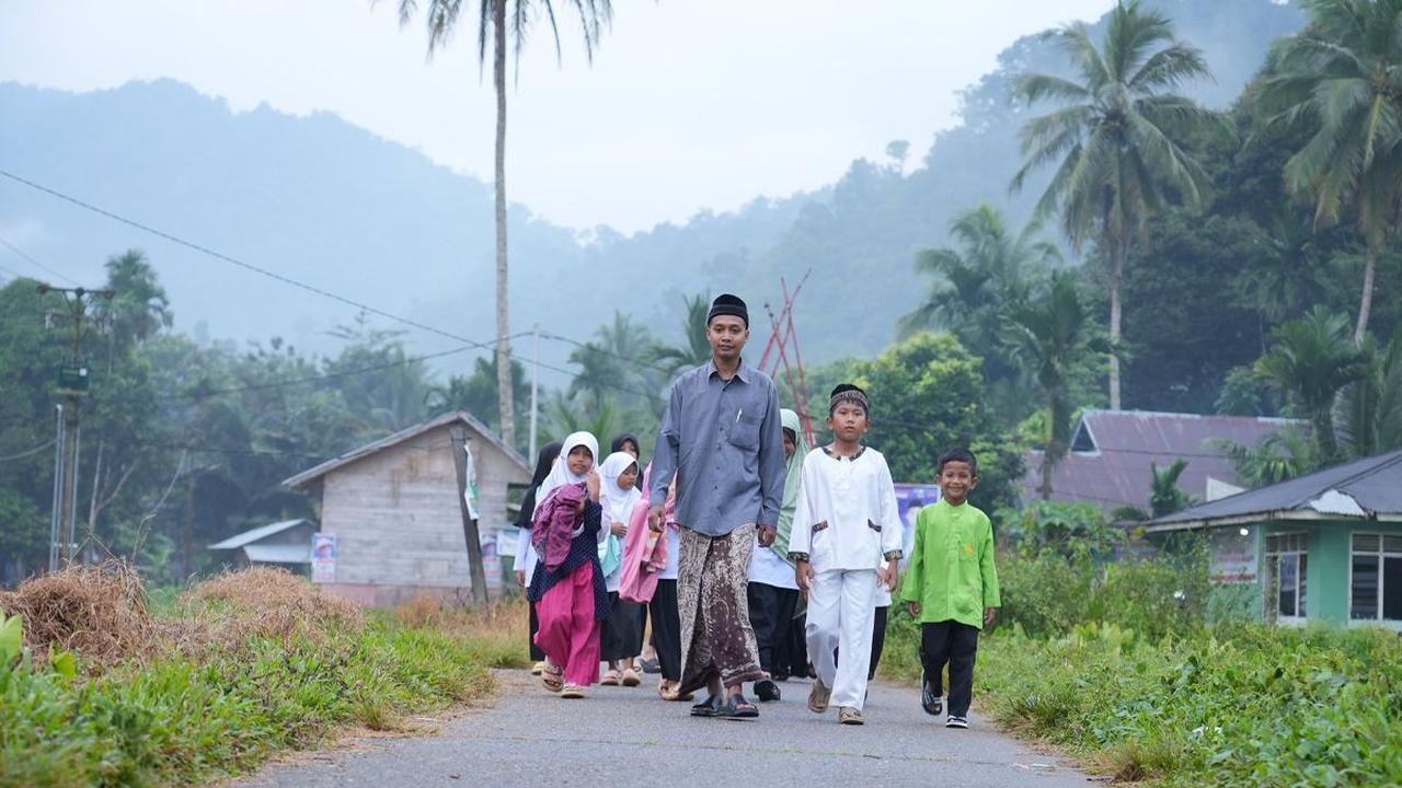 Keindahan aalam di salah satu desa Sumatera Barat itu memanjakan mata. Harus menyusuri jalan berliku di antara hutan dan pesisir Sumatera Barat, menuju desa tersebut.<br>