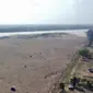 Foto aerial kondisi sedimentasi Sungai Batanghari di Penyengat Rendah, Kota Jambi, Jumat (2/8/2024). Musim kemarau ini telah membawa dampak berkurangnya debit air Batanghari. (Liputan6.com/Gresi Plasmanto)